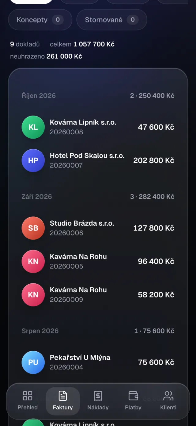 Seznam faktur v aplikaci drAIvefin na telefonu, seskupený po měsících, s odběrateli a částkami.