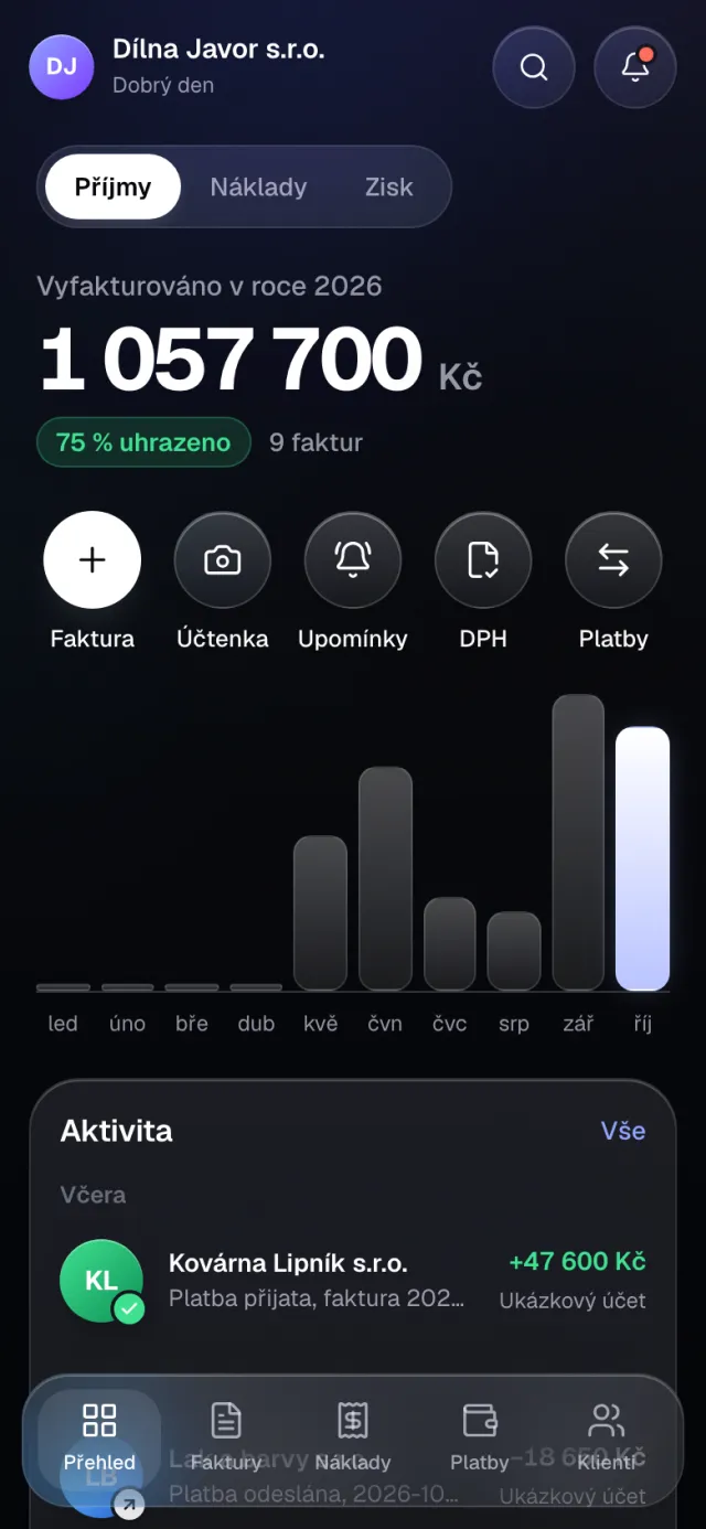 Přehled v aplikaci drAIvefin na telefonu: vyfakturováno v roce 2026, podíl uhrazených faktur, rychlé akce a graf příjmů po měsících.